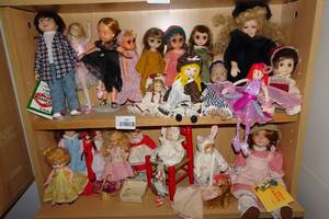 lot 401 image: Vintage Dolls - Sarahs Gang, Sad Eyes, Blythe, Holly Hobbie