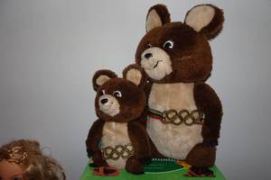 lot 402 image: 1980 Moscow Olympic Plush Bears