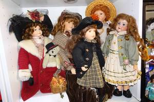 lot 411 image: Boyds Collection Dolls