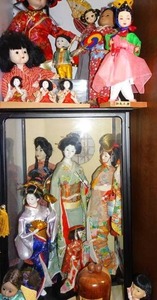 lot 414 image: Japanese Geisha Dolls with Display Case