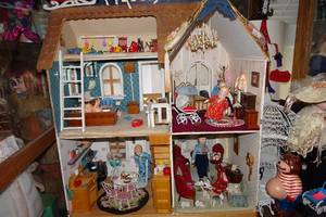 lot 563 image: Doll House with Porcelain Dolls
