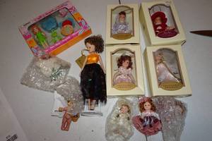lot 571 image: Doll Ornaments, Playset
