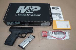 lot 1E image: Smith & Wesson M&P 40 Shield .40 S&W Semi-Auto Pistol - 3 Magazines