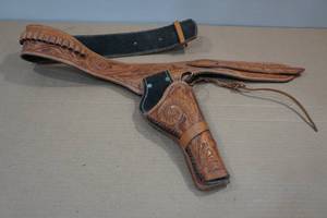lot 66 image: Leather Belt Gun Holster with Ammo Loops