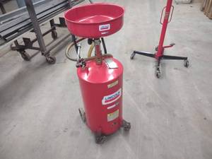 lot 17 image: Lincoln Model 3601 18 Gallon Oil Dr...