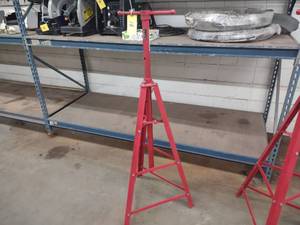 lot 18 image: Astro 1102 2-Ton Under Hoist Stabil...