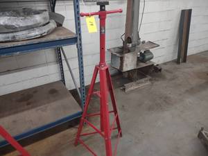 lot 19 image: Astro 1102 2-Ton Under Hoist Stabil...