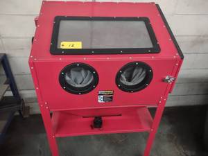 lot 12 image: Central Pneumatic 4016 Blast Cabine...