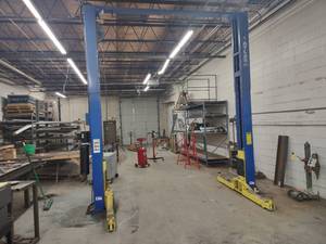 lot 15 image: Atlas 2-Post Hoist, Model PV15PX-N,...