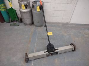lot 41 image: Neiko Rolling Magnetic Sweeper, 36x...