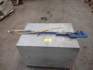 lot 83 image: Mustang Model GLS-26 Squeeze Tool, ...