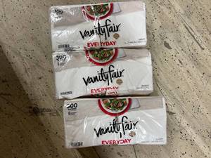 lot 98 image: 900 Vanity Fair Everyday Napkins