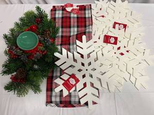 lot 10 image: Variety of Christmas Holiday Dcor