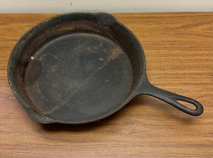 lot 24 image: Various Cast Iron lot including GRISWOLD 