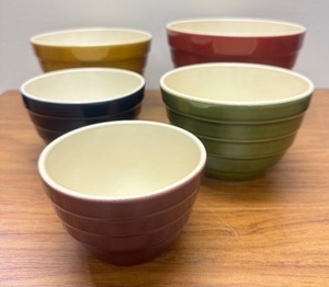 lot 30 image: Crate & Barrel 5 Nesting  Mixing Bowl Set