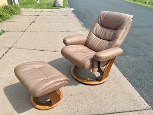 lot 72 image: Great Condition Benchmaster Scandinavian Style Swivel Lounge Recliner Chair & Ottoman