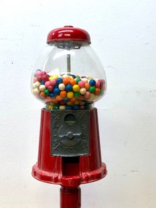 lot 82 image: Working Vintage Metal 25 Cent Floor Standing Gumball Machine