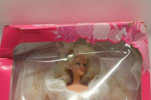 lot 125 image: Romantic Bride Barbie Doll - 1992 Mattel