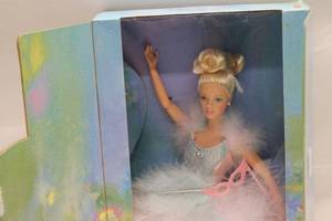 lot 136 image: Ballet Masquerade Barbie Doll - Collectors Edition