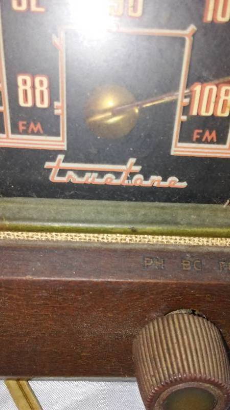 lot 42 image: Vintage Truetone Radio.