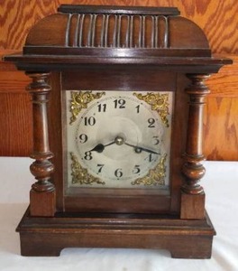 lot 9 image: Antique 8 Day Mantel Clock