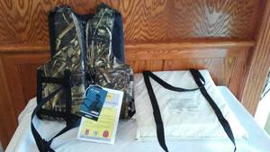 lot 65 image: New Onyx Life Vest.