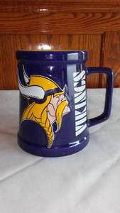lot 73 image: 1999 Minnesota Vikings NFL Mug.