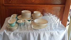 lot 110 image: Vintage Taylor Smith Taylor 1959 Dinnerware.
