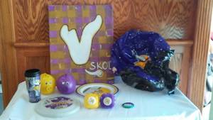 lot 118 image: Minnesota Vikings NFL Memorabilia With Tote.