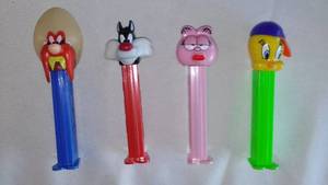 lot 150 image: Vintage PEZ Dispensers (4)