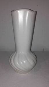 lot 272 image: Vintage Hull Vase.