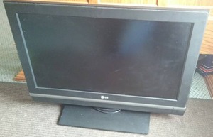 lot 285 image: LG TV 32LC2D w remote.