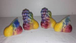 lot 309 image: Vintage Shawnee fruit Salt and pepper Shakers (4).
