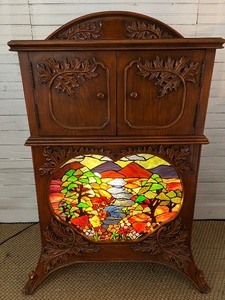 lot 4 image: Vintage Tiffany Glass Style Lighted Cabinet