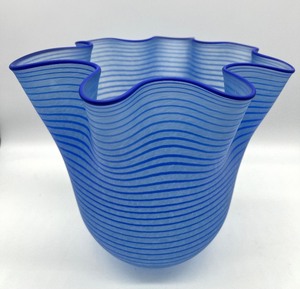 lot 19 image: KOSTA BODA - Vaso Carmen - Artisan Glass Vase - Ulrica Hydman-Valien