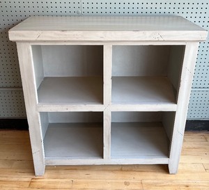 lot 33 image: Vintage Wooden Cubby Cube Bookcase