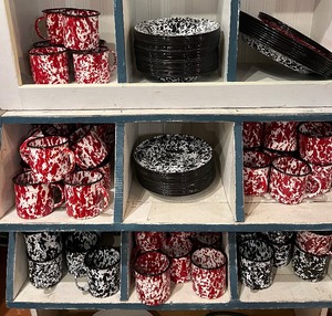 lot 66 image: WOW Over 90 Pieces of Enamelware