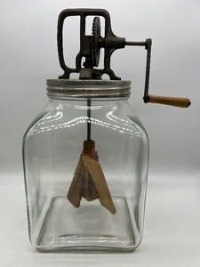 lot 124 image: Antique Vintage 8 Quart Butter Churn - Cast Iron Crank