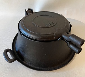 lot 128 image: Professionally Restored #8 Cast Iron Waffle Iron
