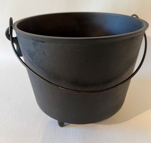 lot 134 image: Professionally Restored Cast Iron Antique 1800s GATEMARK Bean Pot