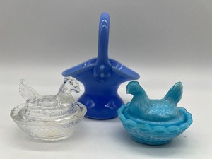 lot 146 image: Vintage Glass Basket and 2 Miniature Glass Hen on Nest