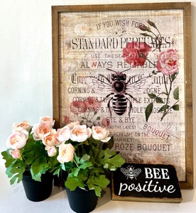 lot 85 image: BEE Positive Lot of Home Decor