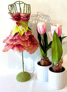 lot 103 image: Floral Tabletop Mannequin & Faux Tulip Decor - Qty 2