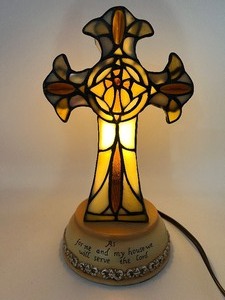lot 160 image: Tiffany Stained Glass Style Cross Table Lamp