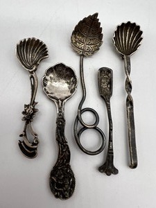 lot 163 image: Antique Vintage STERLING SILVER Salt Cellar Spoons including Shell Motif - QTY 5
