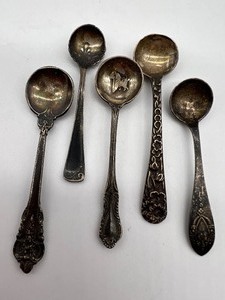 lot 164 image: Antique Vintage STERLING SILVER Salt Cellar Spoons including Floral Motif - QTY 5