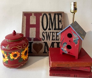 lot 212 image: Home Sweet Home Decor including Birdhouse Lamp with Rosemaling