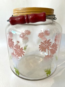 lot 233 image: Vintage Antique Daisy Gallon Jar with Wooden Handle Bail