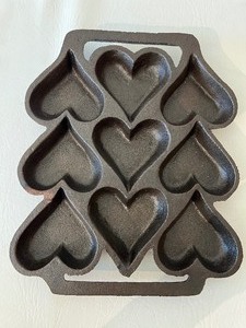 lot 138A image: CAST IRON Heart Corn Bread Mold Pan