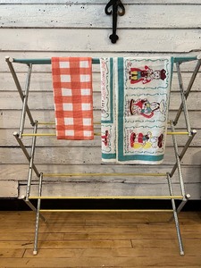 lot 234 image: Vintage CAL-DAK Folding Drying Rack, Vintage Tablecloth and NEW Towel